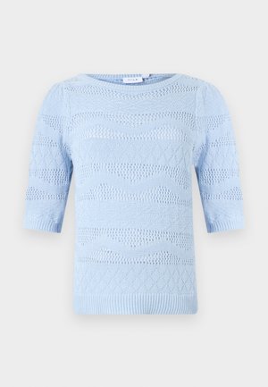 Suéter de punto azul claro con mangas cortas, que presenta patrones de textura variados y bordes acanalados. Cuello redondeado y diseño transpirable.