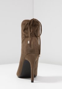New Look Stivaletti con tacco - khaki