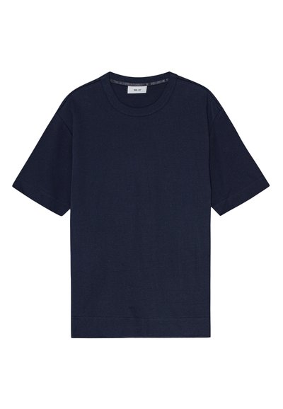 T-shirt a maniche corte blu navy realizzata in cotone, con un classico collo rotondo e una vestibilità rilassata con orli cuciti.