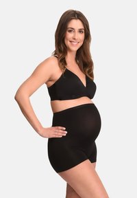 Reggiseno maternità nero con scollatura a V e pantaloni corti neri elasticizzati, entrambi realizzati in tessuto morbido, adatti per il comfort durante la gravidanza.