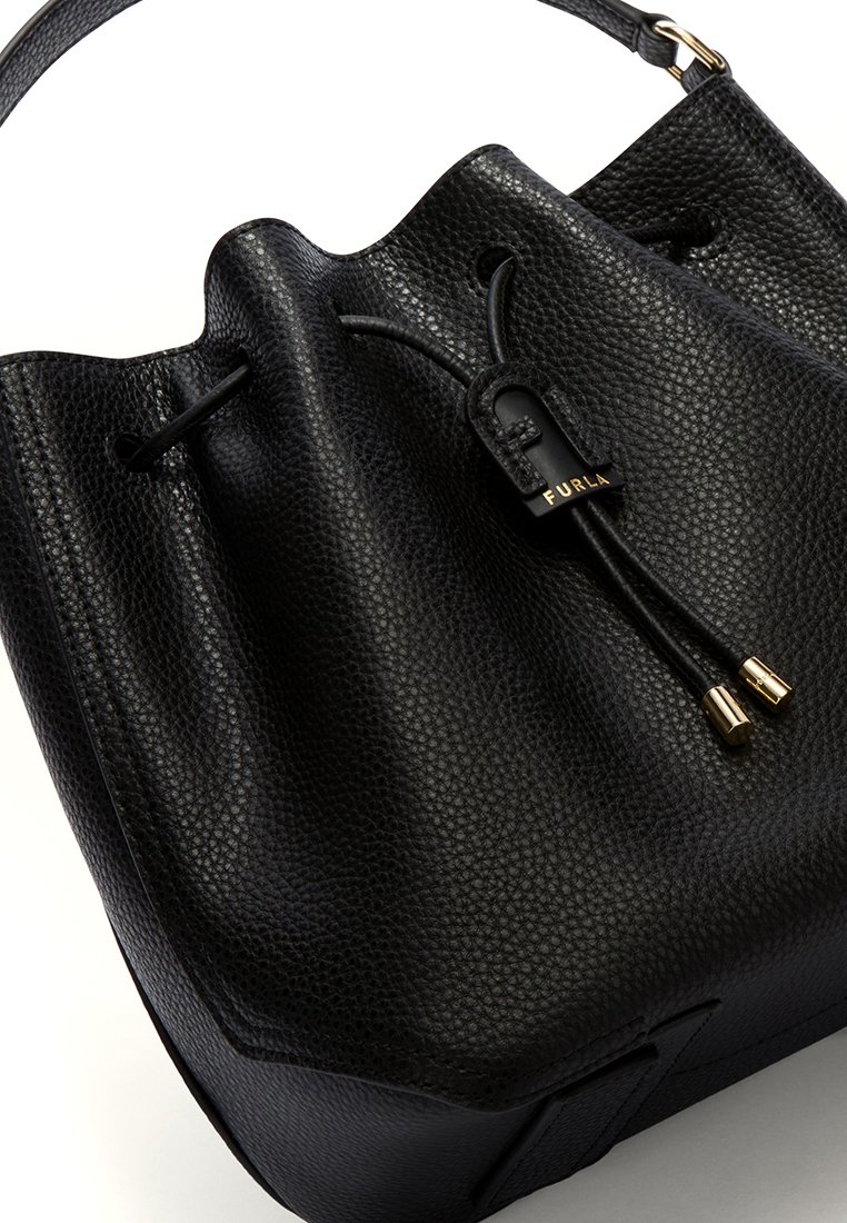 Borsa a secchiello nera in pelle con finitura testurizzata, chiusura a coulisse con hardware dorato e placca logo.