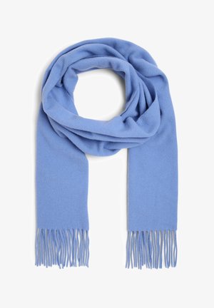 Écharpe bleu clair douce avec extrémités à franges, pliée légèrement en forme circulaire sur un fond blanc.