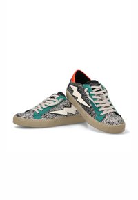 Zapatillas brillantes con un panel de ante color teal, acentos en zigzag blancos y suela de goma beige. Cuerdas grises y talón negro con interior naranja.