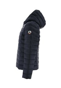 Chaqueta acolchada de puffer en color azul marino con capucha, que presenta un parche con el logo en la manga izquierda y bolsillos con cremallera a los lados. Textura suave y ligera.