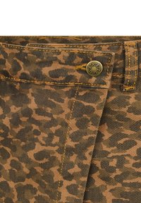 Bruin camouflagepatroon stof met gele stiksels, voorzien van een metalen knoop bij de tailleband en een klassieke vijfzakkenontwerp.