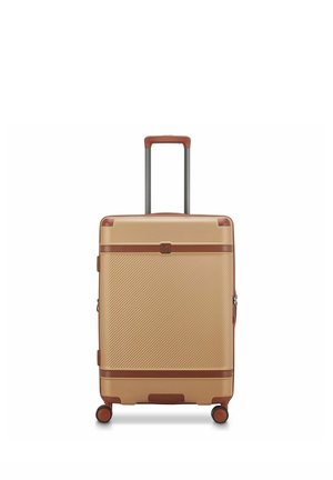 Valigia rigida con manico estensibile e quattro ruote girevoli, beige con accenti marroni e pannello frontale diagonale texturizzato.