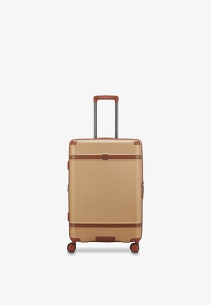Hartschalenkoffer mit ausziehbarem Griff und vier Spinner-Rädern, beige mit braunen Akzenten und diagonal strukturiertem Frontpaneel.