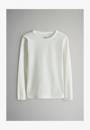 Dlhý rukáv biely rebrovaný top s okrúhlym výstrihom a jemne volánovými manžetami, vyrobený z ľahkého materiálu, s jemnými vertikálnymi pruhmi.