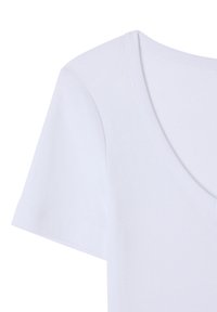 Biała bawełniana koszulka z dekoltem w serek, krótkimi rękawami i miękką teksturą. Szczegóły szwów wzdłuż ramion i rękawów. Prosty design.