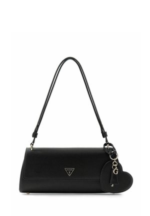 Sac d'épaule rectangulaire noir avec une fine bandoulière, logo Guess à l'avant, et un charme en forme de cœur avec des lettres en métal attaché.