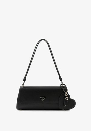Sac d'épaule rectangulaire noir avec une fine bandoulière, logo Guess à l'avant, et un charme en forme de cœur avec des lettres en métal attaché.