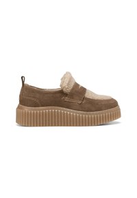 Mocassin à plateforme en daim marron avec semelle épaisse à rainures profondes et doublure en laine beige autour du col et du dessus du cou-de-pied.
