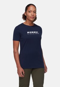 Mørkeblå t-shirt lavet af blødt bomuld, har rund hals og korte ærmer, med hvide "Mammut Since 1862" logo trykt på forsiden.