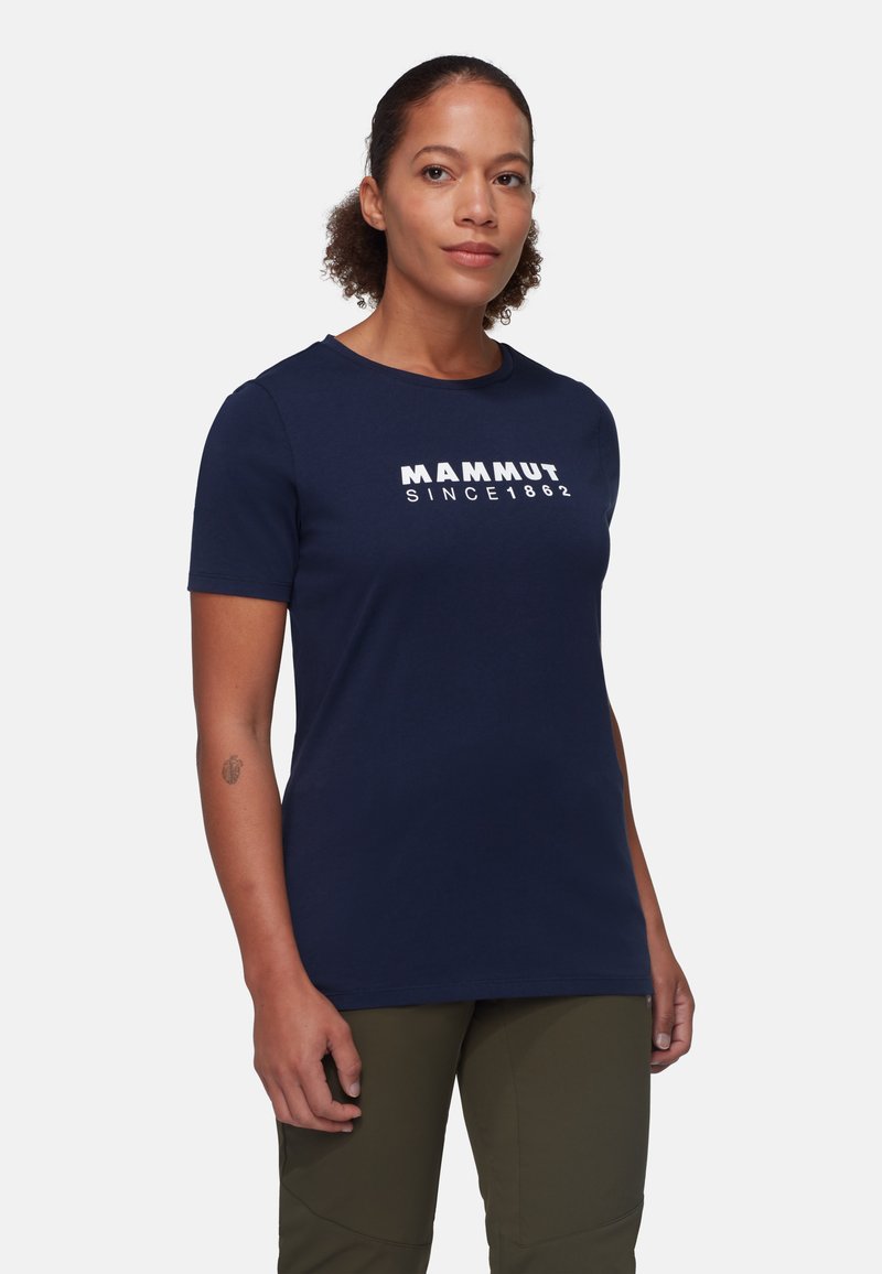 Mørkeblå t-shirt lavet af blødt bomuld, har rund hals og korte ærmer, med hvide "Mammut Since 1862" logo trykt på forsiden.