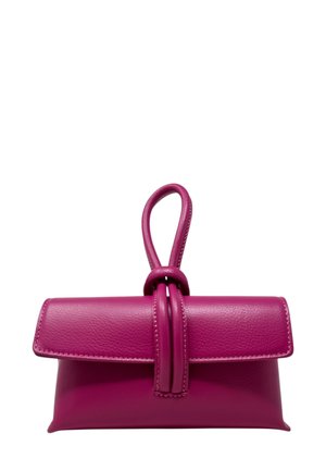 Borsa a mano in pelle rosa con un design strutturato, chiusura a pattina superiore e manico ad anello. Texture liscia con dettagli di cucitura accurati.