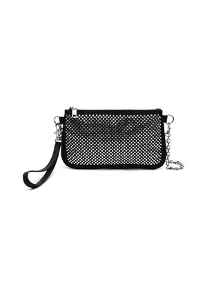 Zwarte geperforeerde clutch met lederen basis, ritssluiting, hardware in zilverkleur, afneembare ketting en polsbandje.