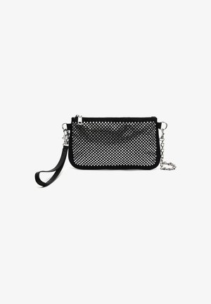 Zwarte geperforeerde clutch met lederen basis, ritssluiting, hardware in zilverkleur, afneembare ketting en polsbandje.