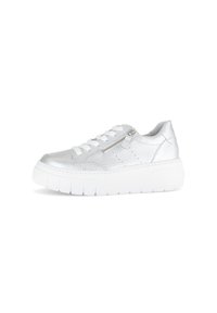 Silberner Sneaker mit strukturiertem Obermaterial, dicker weißer Sohle und Schnürverschluss. Ein Reißverschlussdetail an der Seite sorgt für funktionales Design.