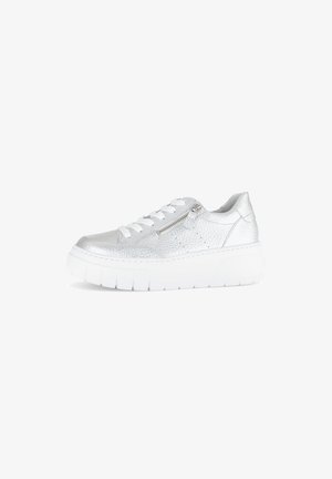 Zilveren sneaker met een gestructureerde bovenkant, witte dikke zool en vetersluiting. Ritsdetails aan de zijkant voegen functioneel ontwerp toe.