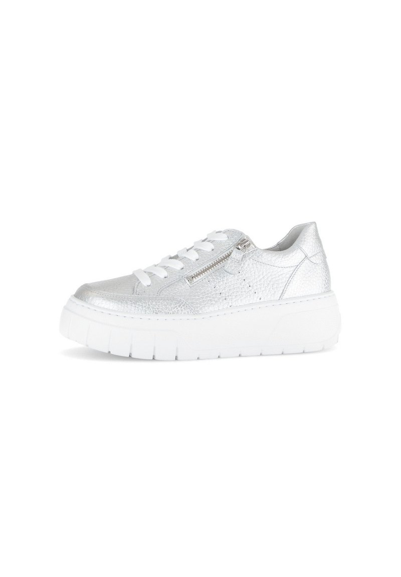 Silberner Sneaker mit strukturiertem Obermaterial, dicker weißer Sohle und Schnürverschluss. Ein Reißverschlussdetail an der Seite sorgt für funktionales Design.