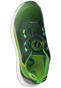 Zielone buty sportowe z teksturowaną cholewką, okrągłym pokrętłem do zapięcia i odblaskowymi akcentami. Posiadają wyściełane wnętrze oraz gumową podeszwę.