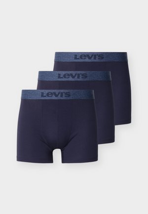 Kolm tumesinist meeste bokseri püksikut laiade hallide vöökõrtega, millel on Levi'si logo, asetatud valgel taustal kattuvateks.