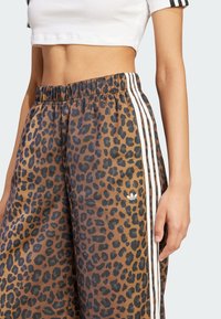 adidas Originals WIDE LEG LEO PRINT SATIN PANTS - Jogginghose - multicolor bronze strata