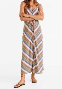 Robe sans manches rayée en beige, présentant des rayures verticales bleues, vertes et roses, avec des boutons sur le devant et une taille cintrée.