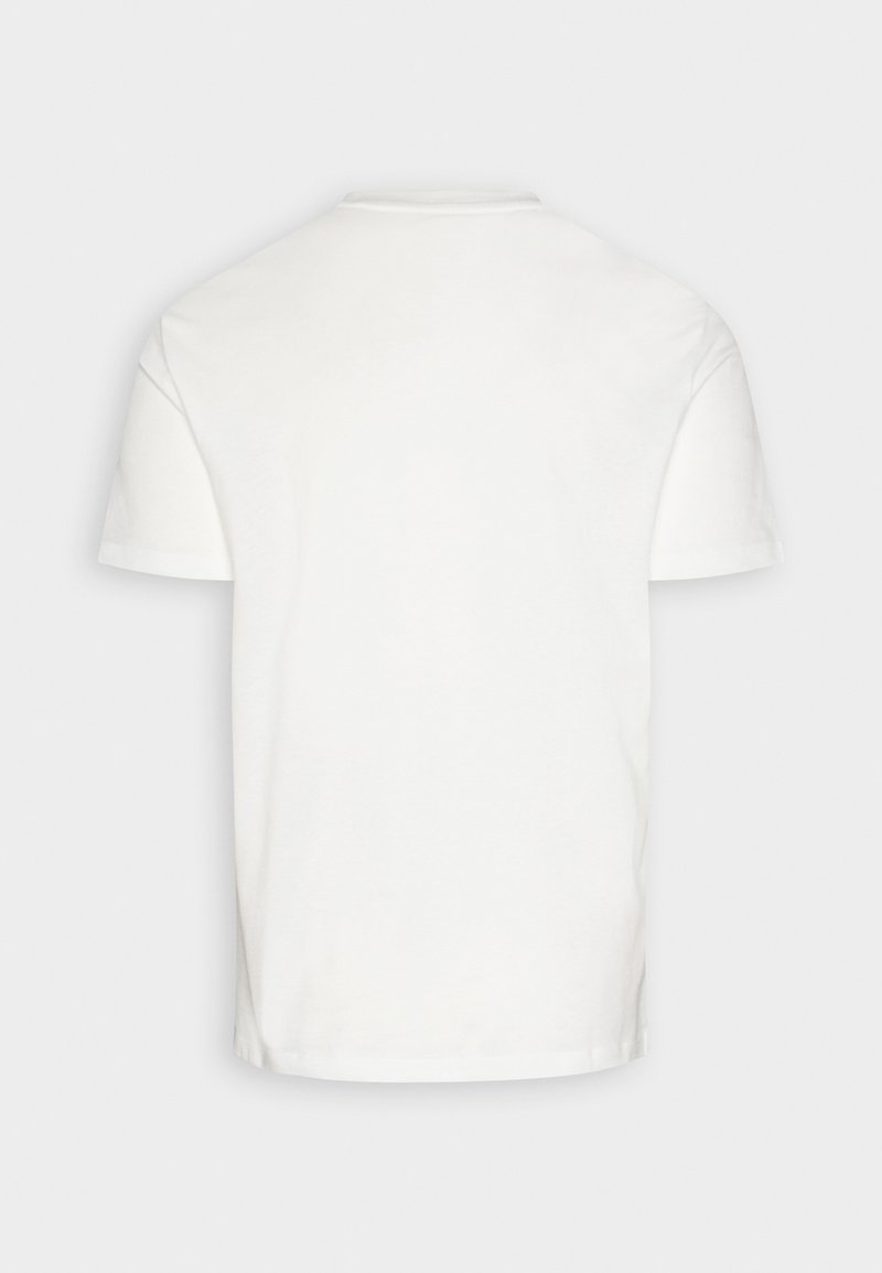 Camiseta blanca de manga corta con cuello redondo, hecha de una tela suave. La parte de atrás es lisa, sin patrones ni adornos.