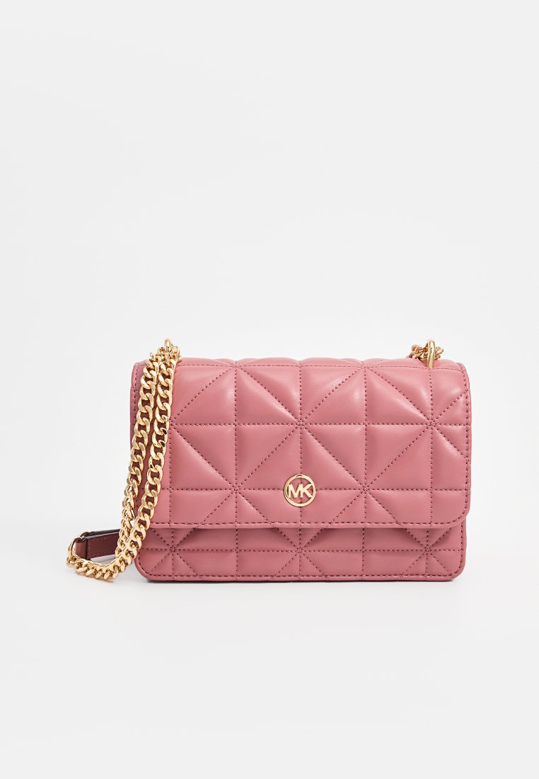 Sac à main en cuir matelassé rose avec une chaîne dorée et un logo circulaire sur le devant. Texture lisse et forme rectangulaire, design compact.