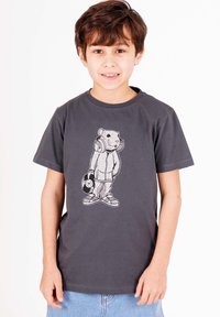 T-paita tummanharmaana, jossa on sarjakuvamainen jyrsijä, jolla on kuulokkeet ja joka pitää levyä kädessään. Paita on suunniteltu leikkisällä valkoisella grafiikalla.