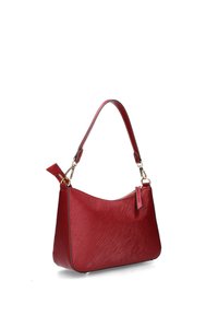 Borsa a spalla rossa in pelle con finitura testurizzata, forma curvata e dettagli in metallo dorato. Presenta un'unica maniglia superiore e chiusura con zip.