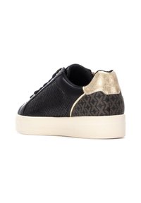 Sneaker nera in pelle con design testurizzato, accentatura dorata sul tallone e suola in gomma bianca. Presenta dettagli di motivo laterali.