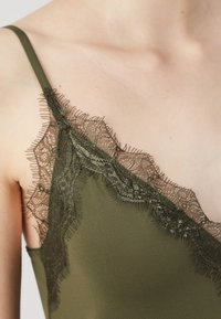 Rosemunde STRAP - Top - olive night