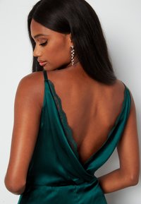 Bubbleroom DRAPY-BACK SLIT SATIN GOWN - Abiti per occasioni speciali - dark green