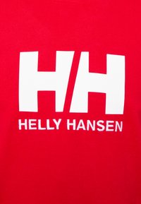 Sudadera roja con gran logotipo blanco "HH" y texto "HELLY HANSEN" en mayúsculas, hecha de un material similar al algodón con una textura suave.