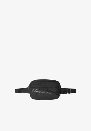 Marsupio nero realizzato in tessuto liscio, dotato di un compartimento con zip e un logo testurizzato. Cinghia regolabile per una vestibilità sicura.