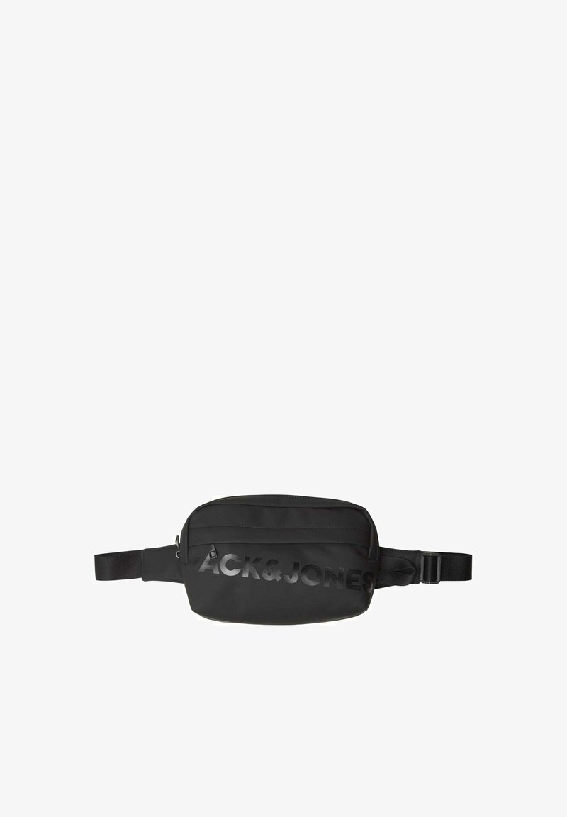 Marsupio nero realizzato in tessuto liscio, dotato di un compartimento con zip e un logo testurizzato. Cinghia regolabile per una vestibilità sicura.