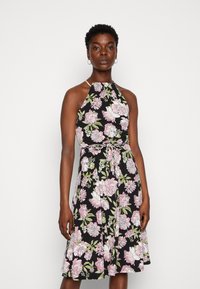 Vestido halter floral com fundo negro, apresentando flores rosas e brancas, corpete ajustado e saia rodada. Alças ajustáveis.