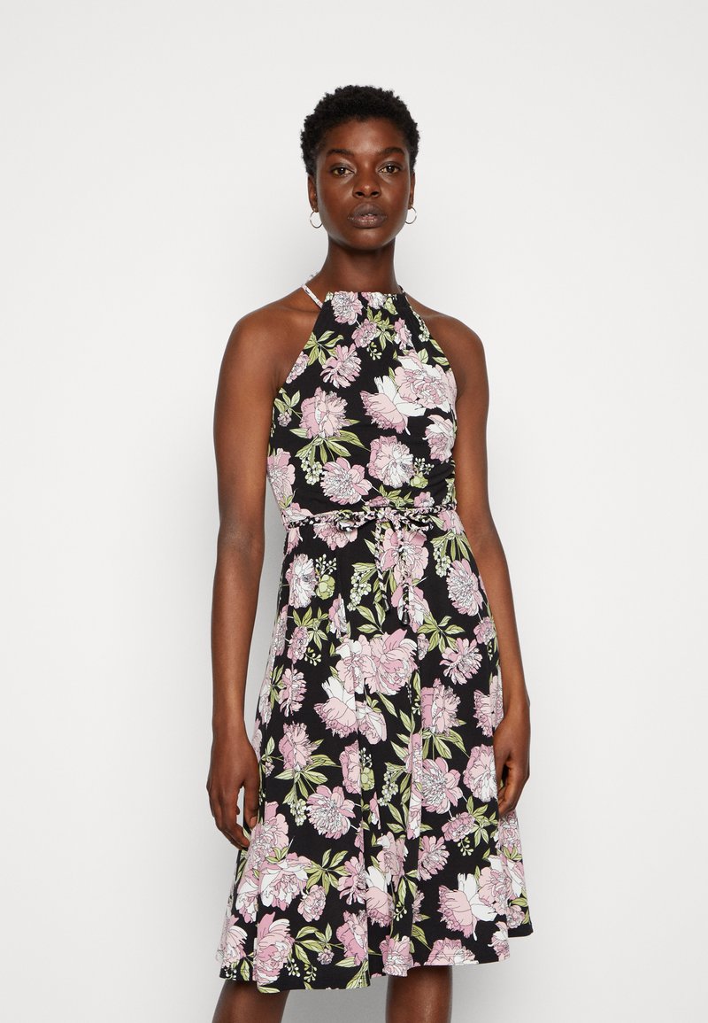 Vestido halter floral com fundo negro, apresentando flores rosas e brancas, corpete ajustado e saia rodada. Alças ajustáveis.