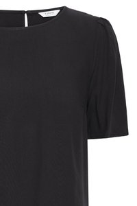 Czarna bluzka z krótkim rękawem, okrągłym dekoltem i delikatnymi marszczeniami na rękawach, zapinana na guziki z tyłu przy szyi.