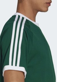 adidas Originals STRIPES TEE - Nyomott mintás póló - dark green