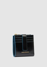 Portafoglio in pelle nera con bordi blu, fessure per carte sul fronte, zip dorata e logo "Piquadro" in oro, fissato da una fascia frontale.