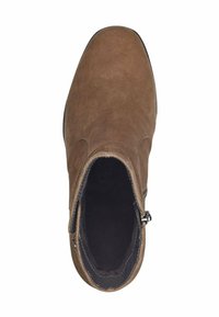 Bottine en suede marron avec une pointe arrondie et une fermeture éclair sur le côté. Surface lisse, couture minimale et doublure intérieure noire.