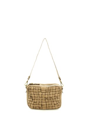 Borsa a tracolla beige in pelle con motivo intrecciato, forma rettangolare, chiusura con cerniera e una singola tracolla con fibbie metalliche su sfondo bianco.