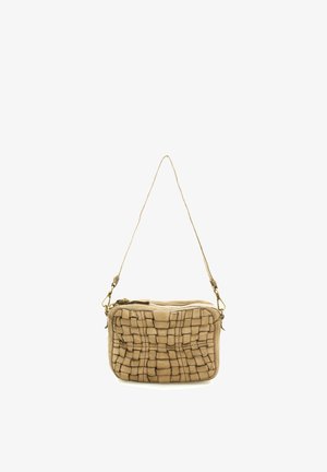 Borsa a tracolla beige in pelle con motivo intrecciato, forma rettangolare, chiusura con cerniera e una singola tracolla con fibbie metalliche su sfondo bianco.