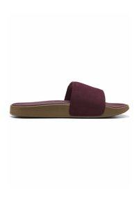 Bordeaux slide-sandal med en bred tekstureret rem, blødt fodseng og en tan gummisål. Minimalistisk design, lavprofil silhuet.