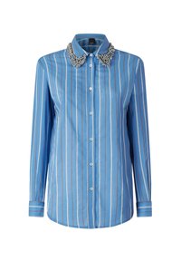 Camicia blu a righe con bottoni, colletto decorato in argento, maniche lunghe e texture liscia. Presenta righe verticali bianche e ruggine.