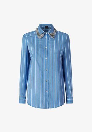 Camicia blu a righe con bottoni, colletto decorato in argento, maniche lunghe e texture liscia. Presenta righe verticali bianche e ruggine.