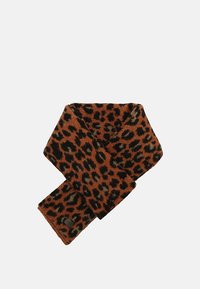 Bufanda de estampado de leopardo en tonos de naranja y negro. Textura suave con un patrón animal distintivo. Diseño elegante sin hardware visible.